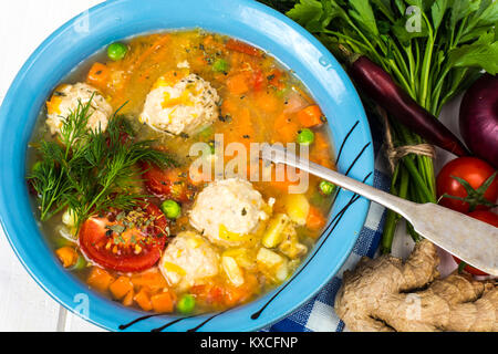 Bouillon de poulet aux légumes et boulettes de viande Banque D'Images
