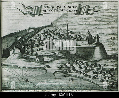 Vue gravée de 1688 par Olfert Dapper montrant la ville de Coron du côté du Golfe. L'illustration représente le paysage historique et les fortifications de la région au XVIIe siècle. Banque D'Images