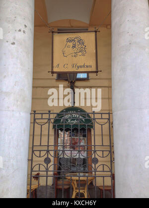 Vue extérieure du café littéraire et un signe avec une illustration du célèbre poète russe Alexandre Pouchkine, à Saint Petersburg, Russie Banque D'Images