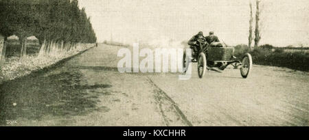 Victor Hémery entre Salon et Arles, le 30 décembre 1905 sur Darracq 200 hp 8 cylindres en V de 990kg (km lancé à 174.757km/h) Banque D'Images