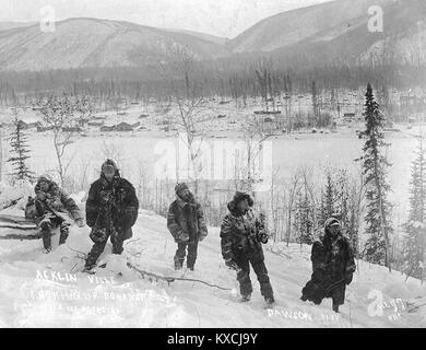 Photographie historique montrant une vue hivernale depuis la cabane en rondins de la famille Acklen à Dawson, territoire du Yukon, vers 1899. L'image surplombe la rivière Klondike et le ruisseau Bonanza, des sites clés de la ruée vers l'or du Klondike dans le nord du Canada. Banque D'Images