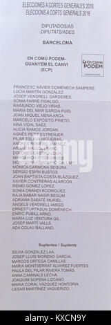 Un bulletin de vote pour les élections législatives espagnoles de 2016 de Barcelone pour la coalition en Comú Podem – Guanyem el Canvi, représentant un document électoral officiel utilisé dans le processus électoral national. Banque D'Images