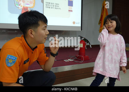 Cette photographie, étiquetée DSC01368 et datée du 30 mai 2016, montre une scène ou un sujet non identifié sans détails distinctifs d'identification. Banque D'Images