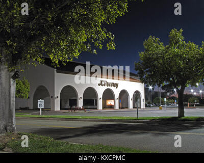 JC Penney à Laguna Hills Mall dans la nuit avec un parking vide Banque D'Images