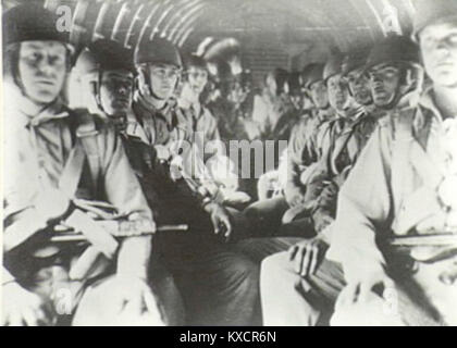 Une photographie historique du Mémorial australien de la guerre montrant des membres du 1er bataillon de parachutistes pendant la seconde Guerre mondiale, documentant les forces aéroportées australiennes en formation ou en opération. Banque D'Images