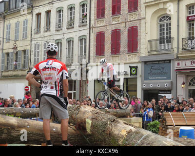 Une photographie de la 2e épreuve Trial Sports Challenge entreprises de sens, montrant Kevin Aglaé en compétition dans la quatrième section. L'image capture un moment d'une compétition d'essai de moto qui s'est tenue à sens, en France. Banque D'Images