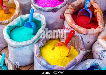 Coloré sec colorants et pigments en poudre dans des sacs Banque D'Images