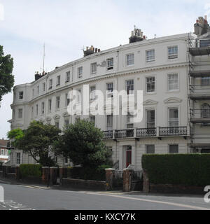 Cette photographie montre la terrasse du croissant Montpelier de 34 à 38 à Brighton, en Angleterre, une série de maisons de style régence construites au XIXe siècle. L’image met en valeur leurs façades en stuc, leur disposition incurvée et leurs détails architecturaux caractéristiques des bâtiments patrimoniaux de Brighton. Banque D'Images