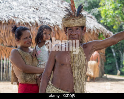 Iquitos, Pérou- le 14 décembre 2017 : à partir de la tribu Yahuas dans son costume local. Banque D'Images