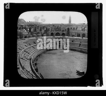 Les Arènes de Nîmes, construites au Ier siècle en France, sont un amphithéâtre romain elliptique (133 m × 101 m) avec deux niveaux d'arcades et 60 arches, historiquement utilisé pour les spectacles de gladiateurs et les spectacles publics. Banque D'Images