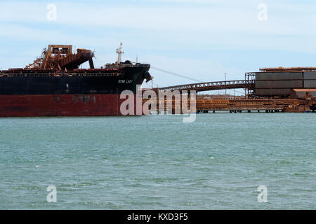 Transporteur de minerai de fer Star Lady d'être chargé de minerai, Port Hedland, Australie occidentale Banque D'Images