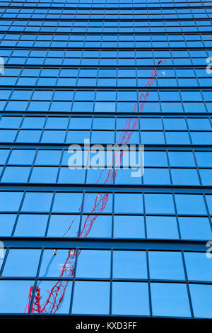 Reflet de grue en immeuble de bureaux modernes Banque D'Images