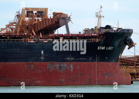 Transporteur de minerai de fer Star Lady d'être chargé de minerai, Port Hedland, Australie occidentale Banque D'Images