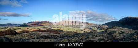 Vue panoramique sur Skiddaw, Blencathra et Clough Head depuis le sommet de la haute Rigg Banque D'Images