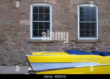 Les ailerons arrière sur un jaune vif 1957 classic American automobile transformable Banque D'Images