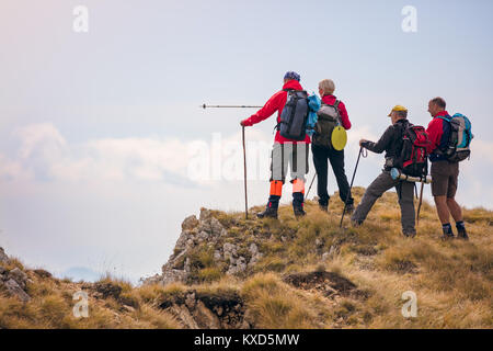 Groupe de touristes avec des sacs à dos sur un sentier de montagne Banque D'Images