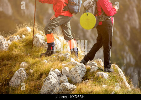 Aventure, Voyage, tourisme, randonnée pédestre et personnes concept - smiling couple walking avec sacs à dos à l'extérieur Banque D'Images