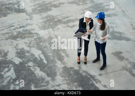 Deux femmes ingénieurs à l'usine Banque D'Images