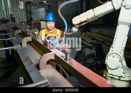 Technicien fan exilé enveloppé dans travailler Banque D'Images