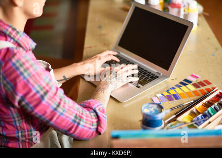 Close Up of Tattooed Woman Using Laptop Banque D'Images