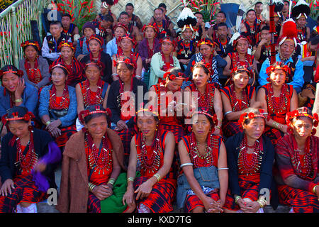 Les femmes de la tribu Konyak à Horbnill Festival, Kisama, Nagaland, Inde Banque D'Images