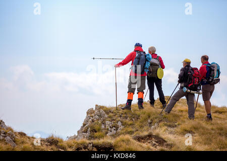 Groupe de touristes avec des sacs à dos sur un sentier de montagne Banque D'Images