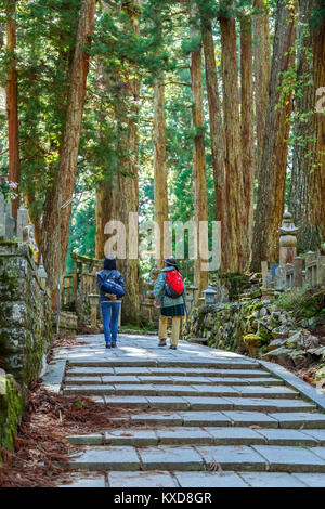 Cimetière Okunoin Temple avec salon à Koyasan (Mt. Koya) à Wakayama Wakayama, Japon - le 29 octobre : Temple Okunoin à Wakayama, Japon, le 29 octobre Banque D'Images