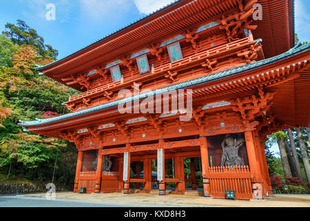 Daimon Gate, l'ancienne entrée principale de Koyasan (Mt. Koya) à Wakayama Wakayama, Japon - le 29 octobre : Daimon gate à Wakayama, Japon, le 29 octobre Banque D'Images