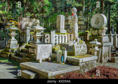 Cimetière Okunoin Temple avec salon à Koyasan (Mt. Koya) à Wakayama Wakayama, Japon - le 29 octobre : Temple Okunoin à Wakayama, Japon, le 29 octobre Banque D'Images