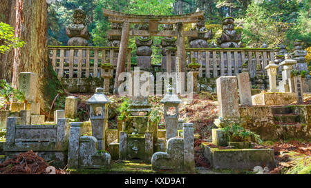 Cimetière Okunoin Temple avec salon à Koyasan (Mt. Koya) à Wakayama Wakayama, Japon - le 29 octobre : Temple Okunoin à Wakayama, Japon, le 29 octobre Banque D'Images