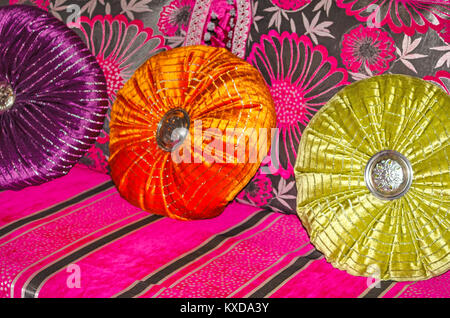 Coussins décoratifs colorés ronde marocaine sur le canapé Banque D'Images
