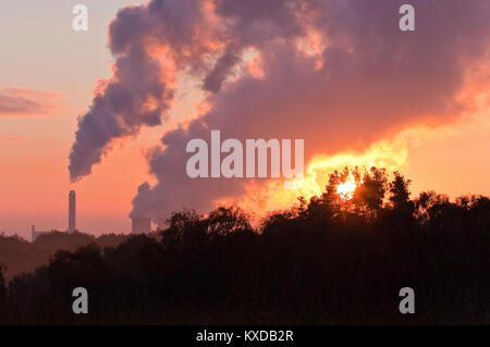 Lever du soleil se lever au-dessus de Turckheim Power Station Trent Valley sur Cannock Chase Salon de Beauté Naturelle Exceptionnelle en automne Staffordshire England United King Banque D'Images