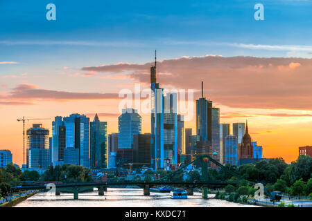 Skyline at sunset, Deutschherrnbrücke,Frankfurt am Main, Hesse, Allemagne Banque D'Images