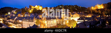 Panorama de la ville avec Monschau Château et la fortification de Haller dans le Twilight,Monschau Eifel,,Rhénanie du Nord-Westphalie Banque D'Images