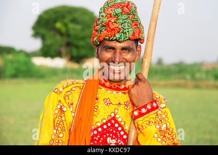 1 Rural Indien Gujrati Villager Homme debout tenant le champ de bambou Banque D'Images