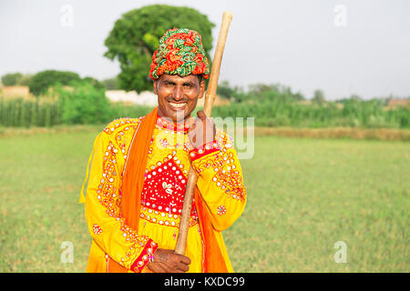 1 Rural Indien Gujrati Farmer Man Standing Smiling Domaine Village Banque D'Images