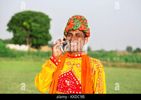 1 Rural Indien Gujrati Farmer Woman talking Mobile Phone Banque D'Images