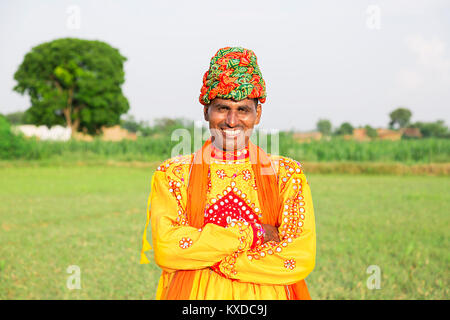 1 Rural Indien Gujrati Villager Homme bras croisés champ permanent Banque D'Images