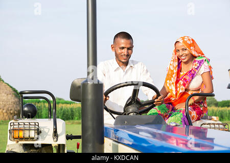 Les agriculteurs ruraux indiens 2 Couple marié Ride Champ tracteur bénéficiant Banque D'Images