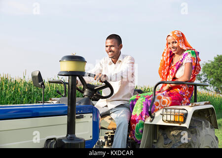 Les agriculteurs ruraux indiens 2 RidingTractor Couple Farm Village Banque D'Images