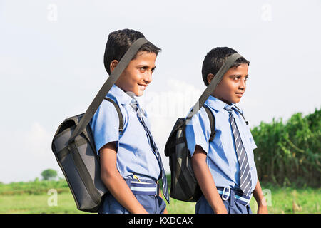 2 Étudiants de l'école rurale indienne Kids Frère debout avec sac à dos Village Banque D'Images