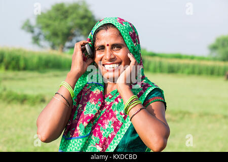 Smiling 1 femme femme au foyer rural indien Talking On Mobile Phone Banque D'Images