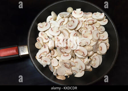 De champignons frais (Agaricus) dans une casserole Banque D'Images