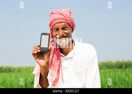 Happy 1 Agriculteurs Indiens Vieil Homme montrant ferme Téléphone Mobile Banque D'Images