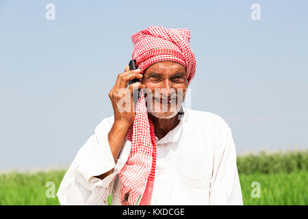 1 Les agriculteurs ruraux Indiens Old Man Talking Cell Phone Domaine Banque D'Images