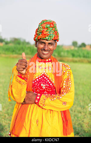 1 Rural Indien Gujrati Villager Homme debout Farm Thumbsup Succès Banque D'Images