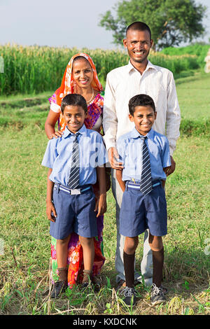 Les agriculteurs ruraux indiens Famille Parents Enfants de l'école Champ ensemble permanent Banque D'Images