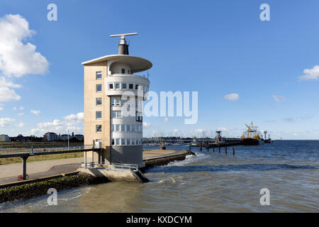 La tour radar dans l'estuaire de l'Elbe, Cuxhaven, Basse-Saxe, Allemagne Banque D'Images