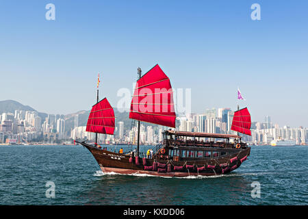 HONG KONG - le 21 février : La junk boat offre la visite du port le 21 février 2013 à Hong Kong. Une jonque traditionnelle chinoise rouge, Aqua Luna, est Banque D'Images