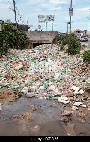 Les déchets en plastique, bouteille en plastique,street,ordures Port-au-Prince, Ouest, Haïti Banque D'Images